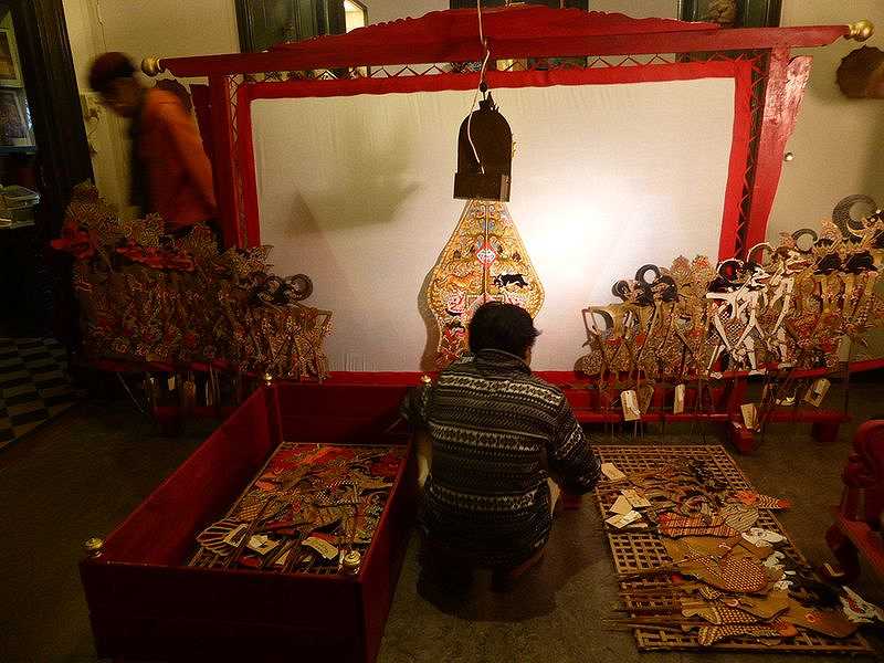 wayang java-setup-screen-figures lft-rght-gunungan-lamp-dalang-nanang-c.otto